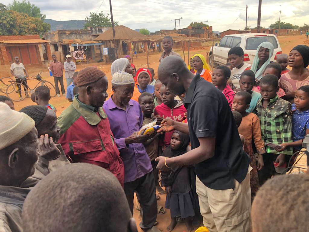 Machinga people distributing food